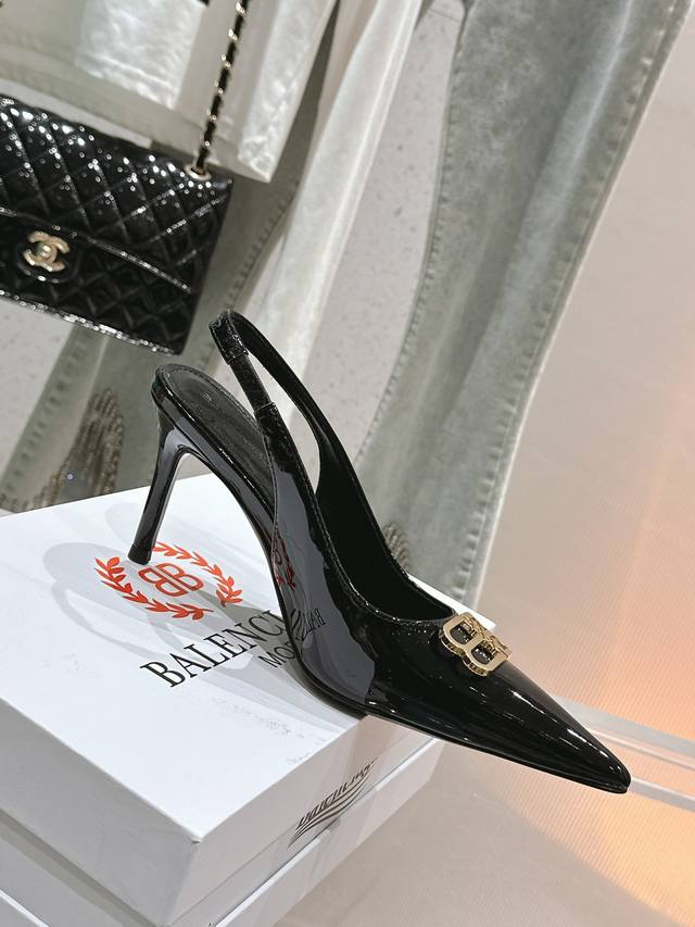 Miu Miu 25Ss spring and summer catwalk style Roman sandals pig cage shoes many c