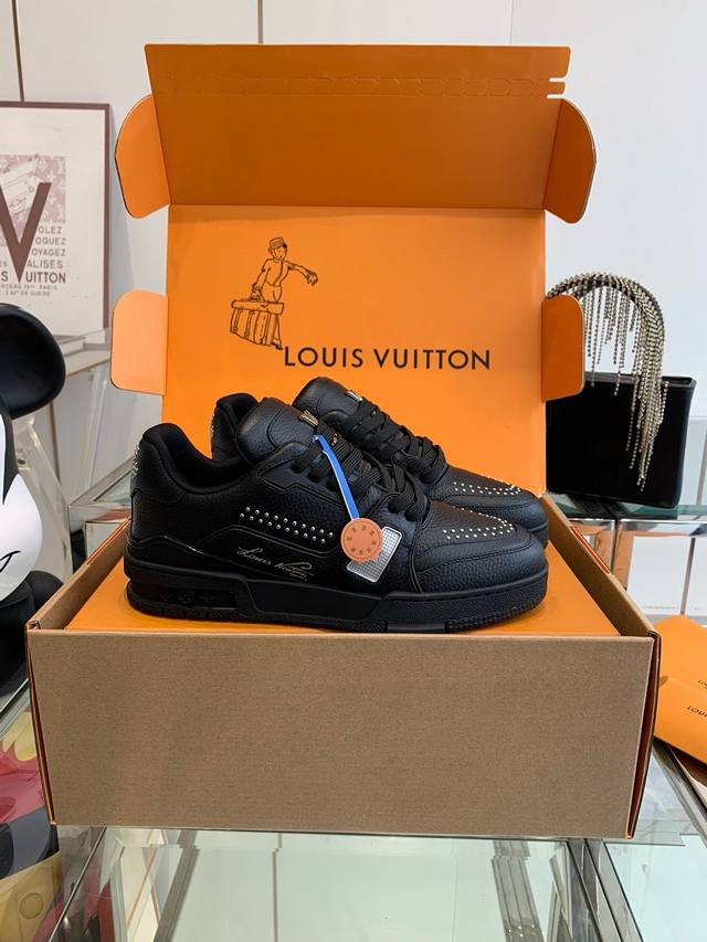 Top version Lv Sneakerina sneakers cleverly combines the two colliding elements