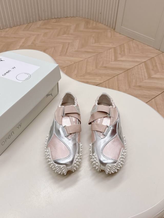 Vanda Novak is an Italian brand with pointed toe shoes. It is the only brand on