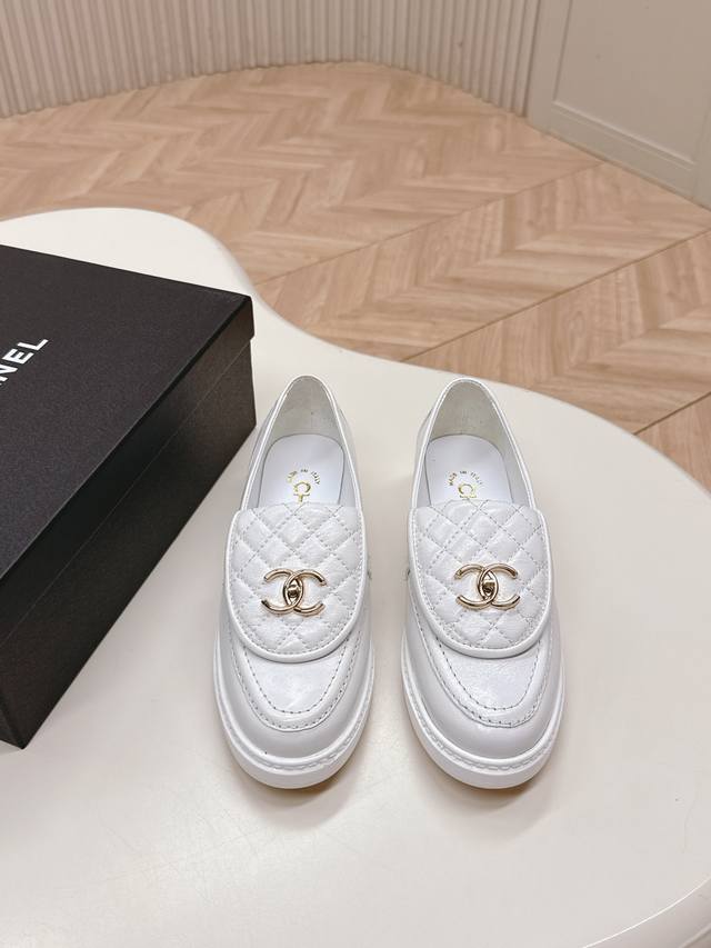 Vanda Novak is an Italian brand. It took 3 months to develop the unique heel des