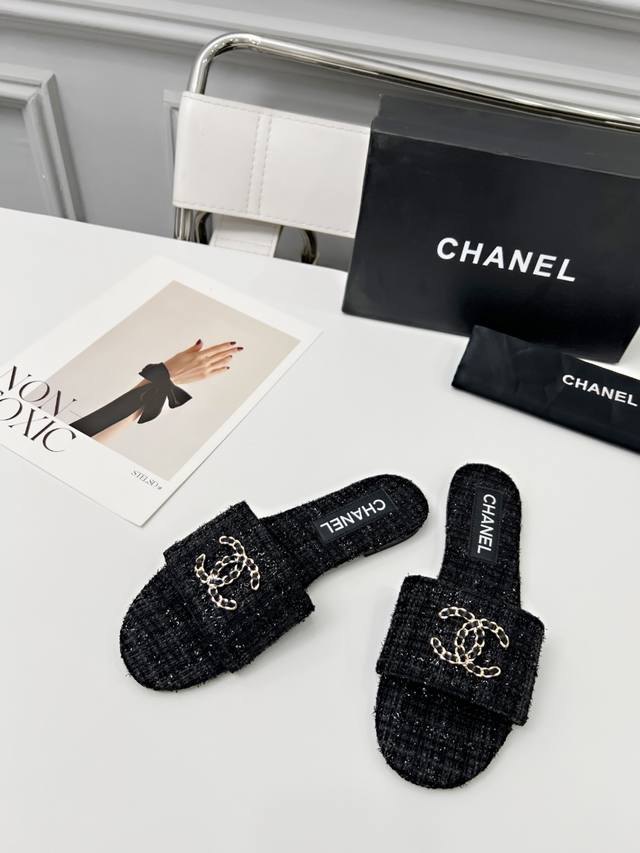 Gann* New Pointed sandals are made of patent leather and exude a charming luster