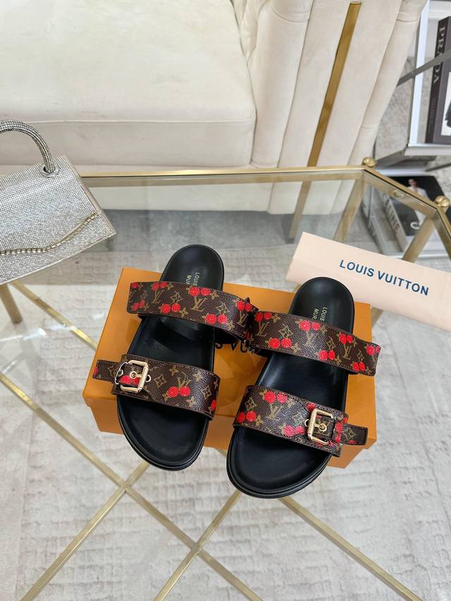 Gucci's latest D-shaped horsebit sandals are available at the counter. Top versi