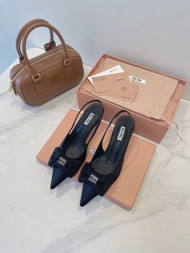 The Row's new unisex retro simple loafers with lace-up shoes! The square toe des