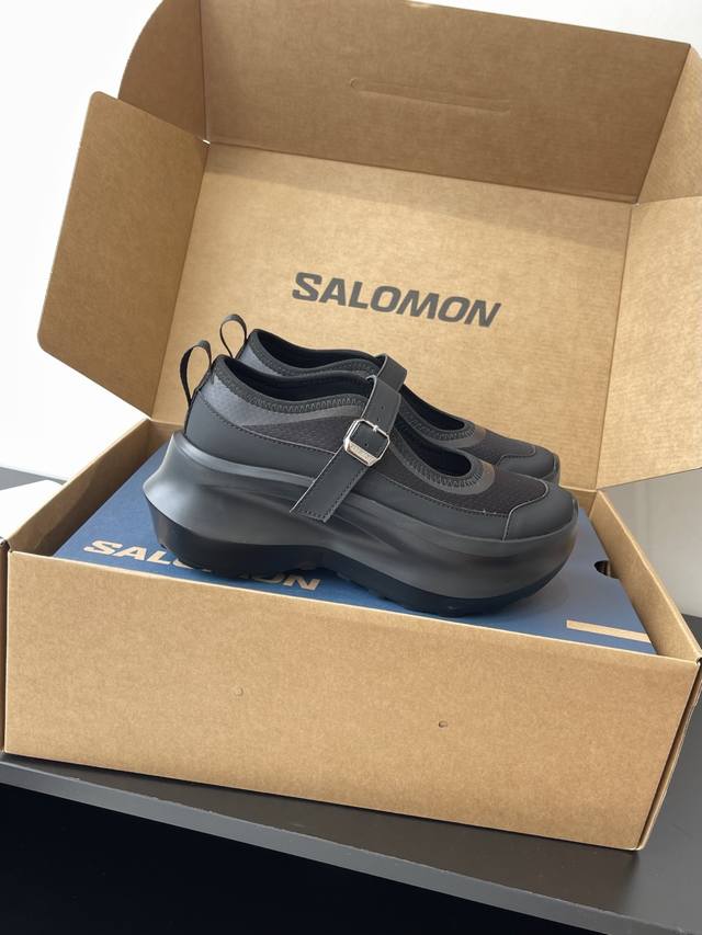 Birkenstock, a perfect tool for creating a relaxed look. This pair of Naples, wi