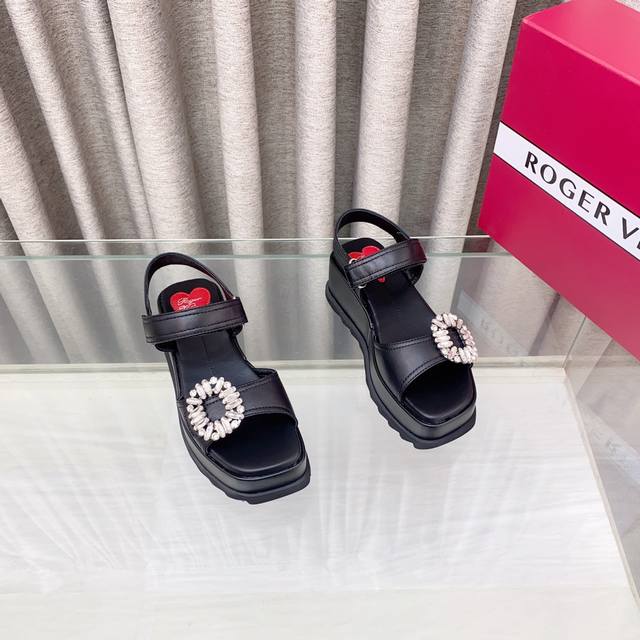 The fierce collision of metal elements and leather materials instantly makes you