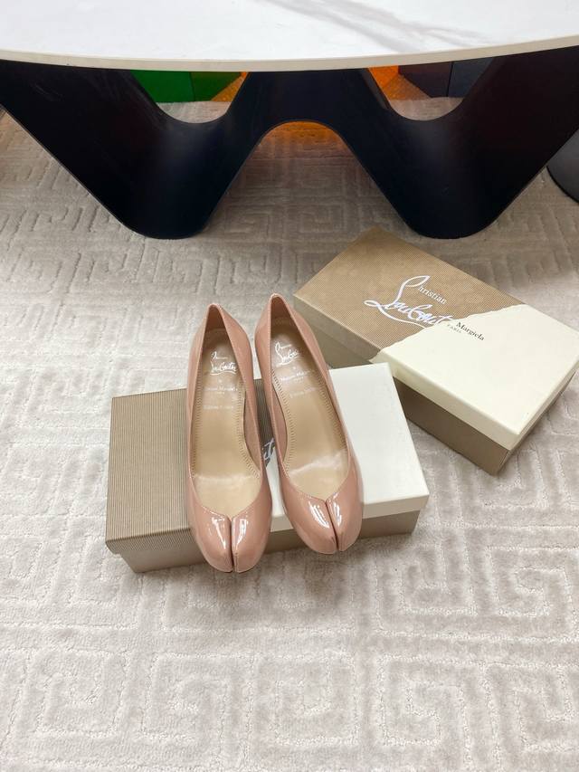 2025 Women's New Gg Platform Sandals The iconic Gucci logo and sophisticated pat