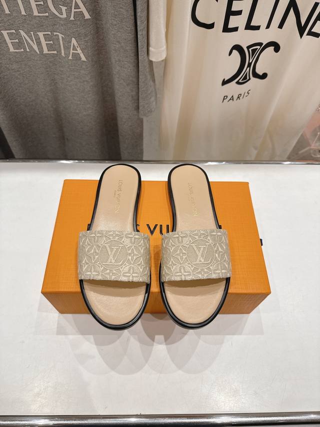 Women's New Gg Crossbody Platform Sandal The iconic Gucci logo and sophisticated