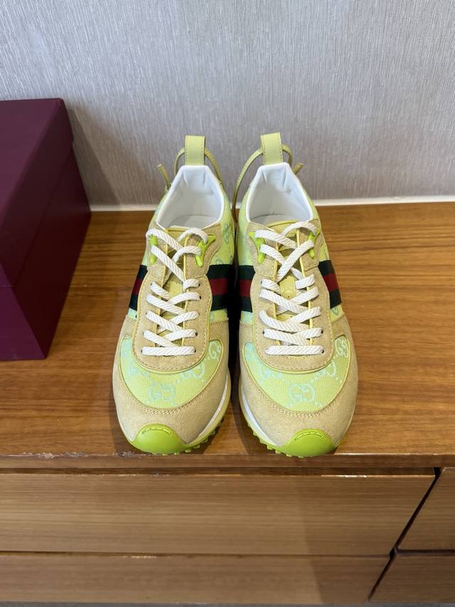 Smfk 2025 new thick-soled sports shoes are sold out at the counter. They are ver