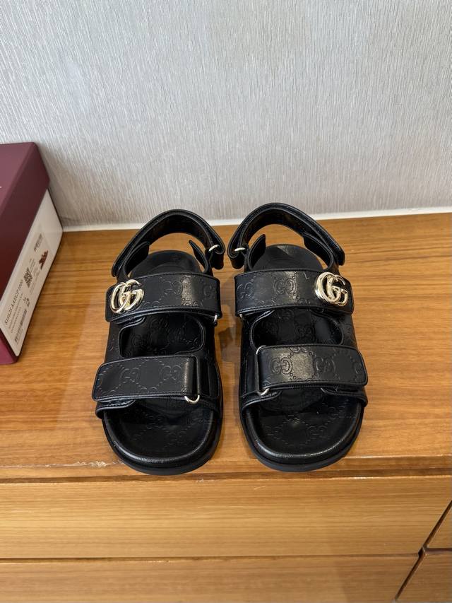 A.Emery25 new beach slippers ~ A niche brand from Australia. The smooth lines an