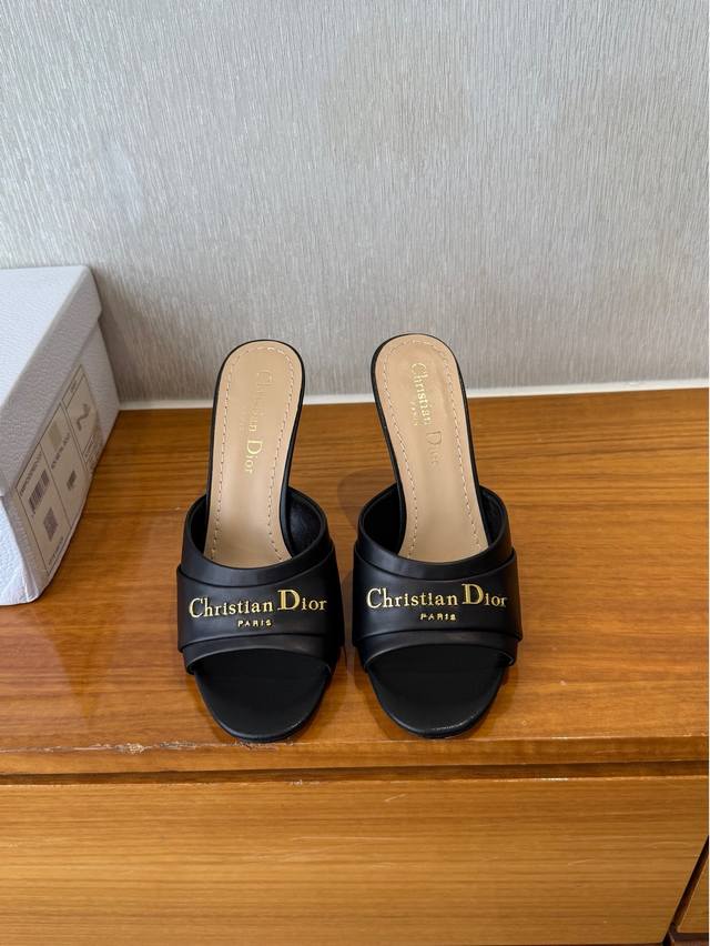 A.Emery25 new beach slippers ~ A niche brand from Australia. The smooth lines an