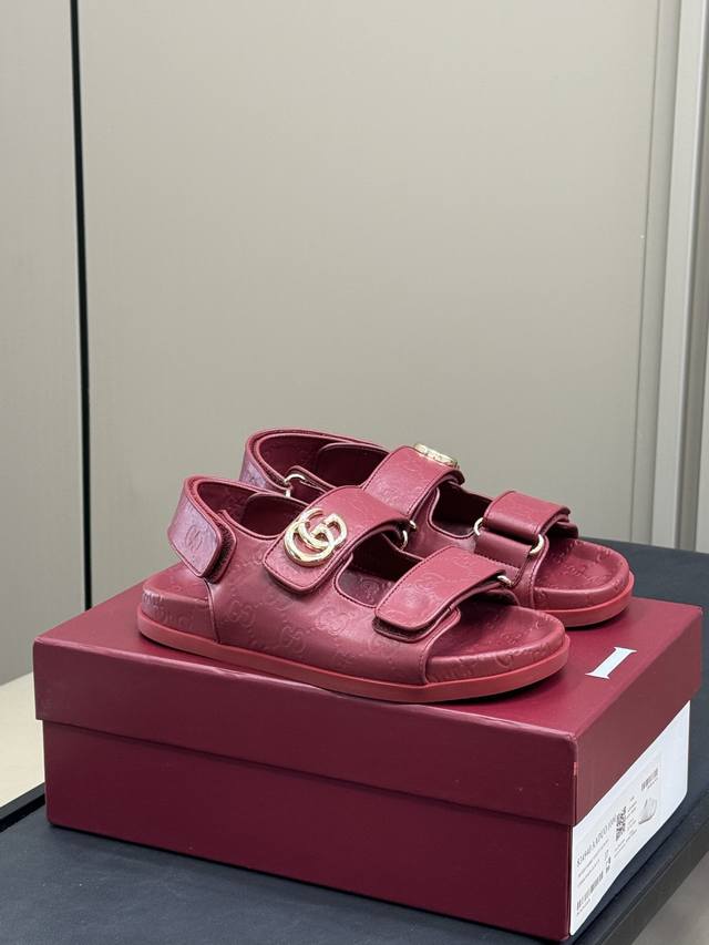 Toteme 2025 Spring and Summer New Flip Flops Summer is here, how can fashionable