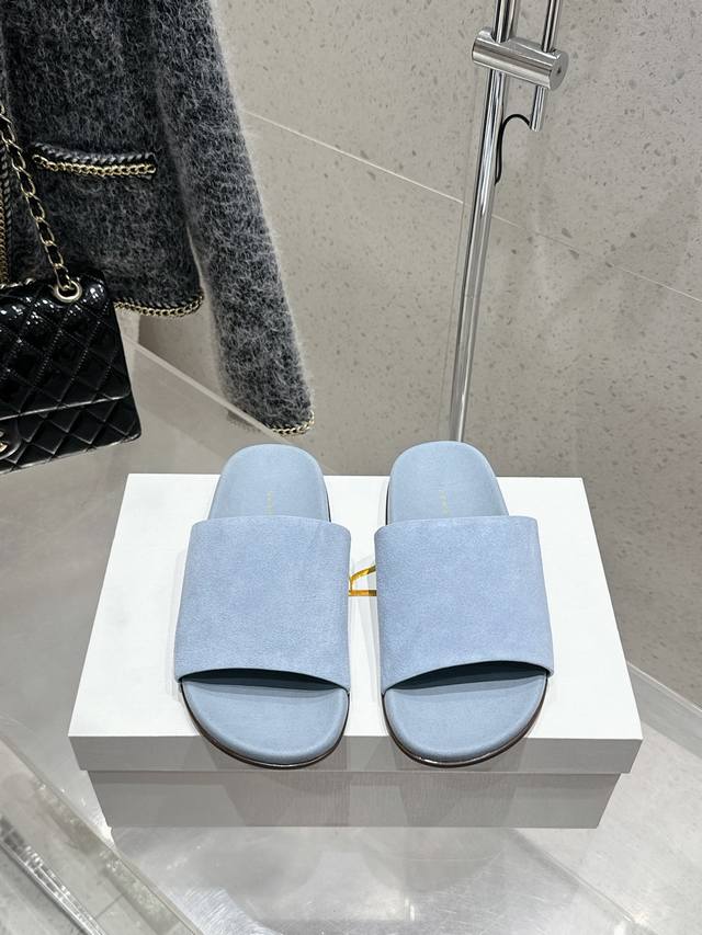 Chanel's new wedge-heeled flip-flops for spring and summer 25! Limited edition o