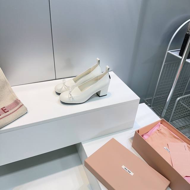 Toteme 25Ss New arrival low-heeled simple flip-flops Looks like a one-piece flip