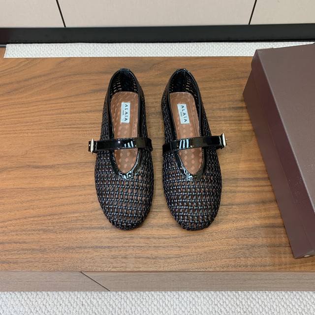 Factory P Dior's new low-top sneaker is a new addition to the collection and con