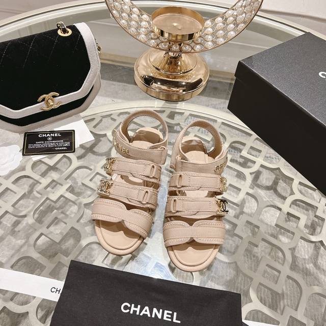 Couple's model Dior X Birkenstock co-branded Milcno sandals The upper part of th
