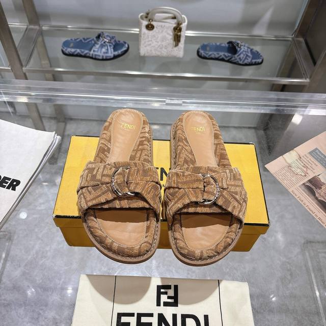 Louis Vuitton Spring and Summer new men's slippers and sandals, cowhide fabric,