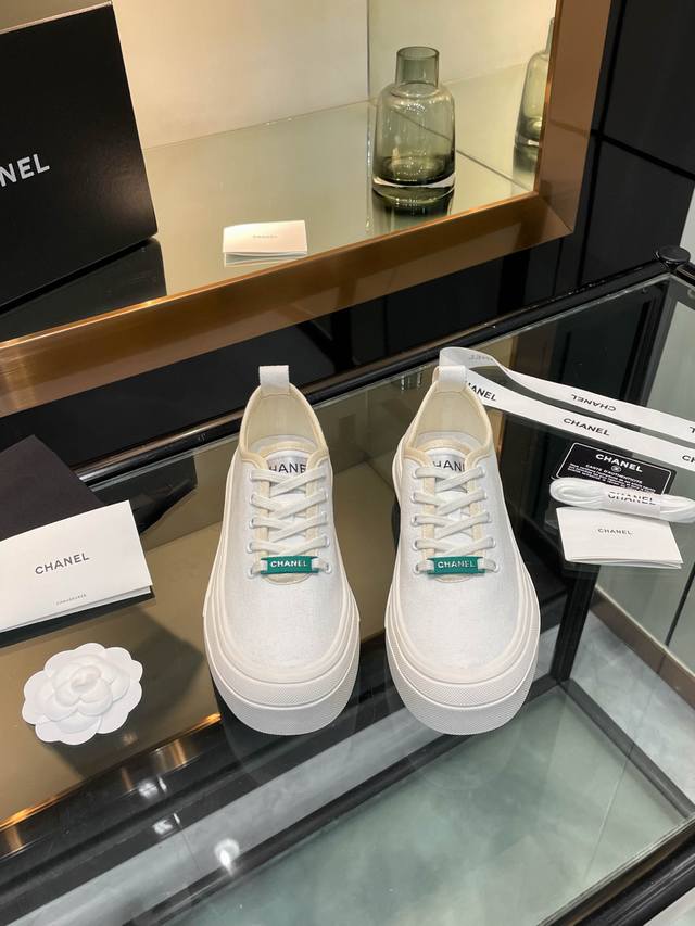 Louis Vuitton's new summer casual beach slippers are full of high-end feeling! A
