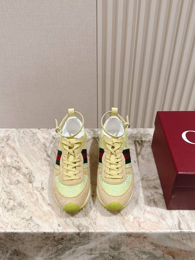 Miumiu Miu Miu's latest early spring runway casual dirty shoes, sports white sho