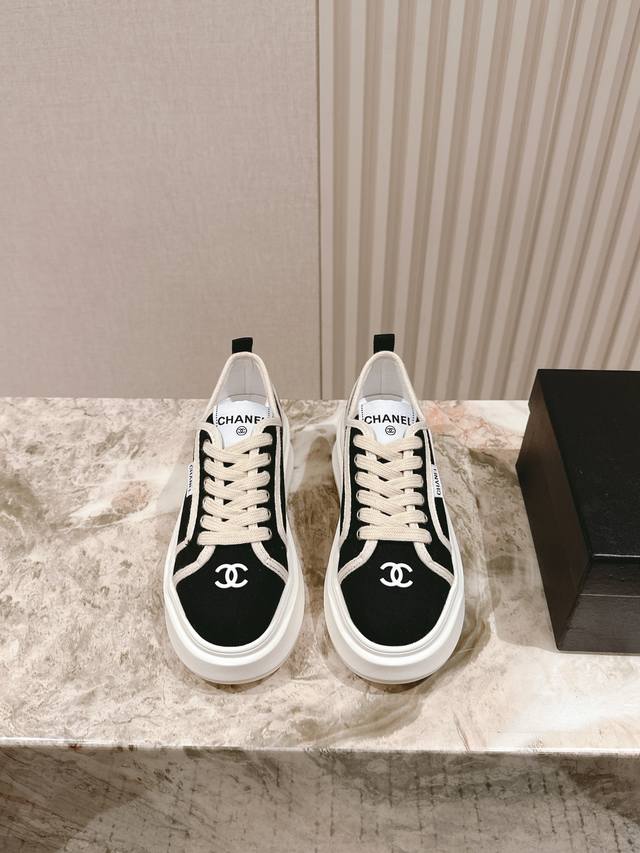 Miu Miu 2025 new casual white shoes, a popular dirty shoe that stands out from a