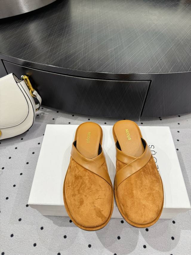 Loewe is the first choice for single-wear bottoms. High-end fabrics are 240 gram