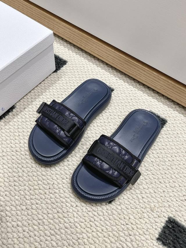 mainly promotes the new early spring release of Stone Island 2025Ss. The lapel T