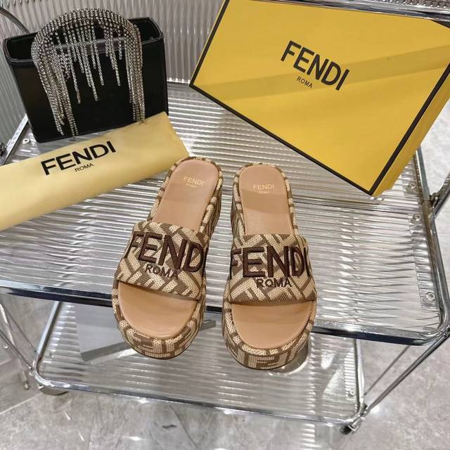 Louis Vuitton Spring and Summer new men's slippers and sandals, cowhide fabric,