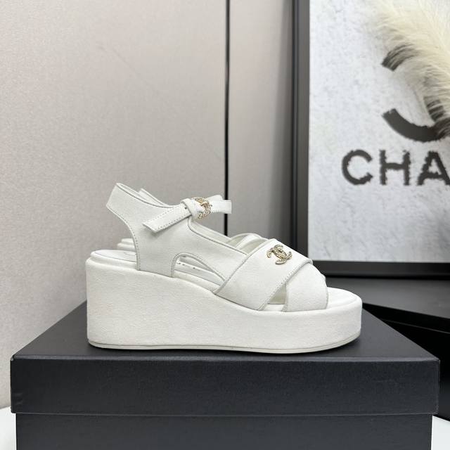 factory. Chanel 25A latest thick-soled casual sports shoes counter synchronizati