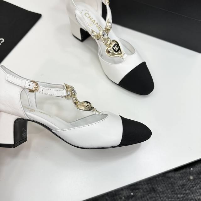 factory. Chanel 25A latest thick-soled casual sports shoes counter synchronizati