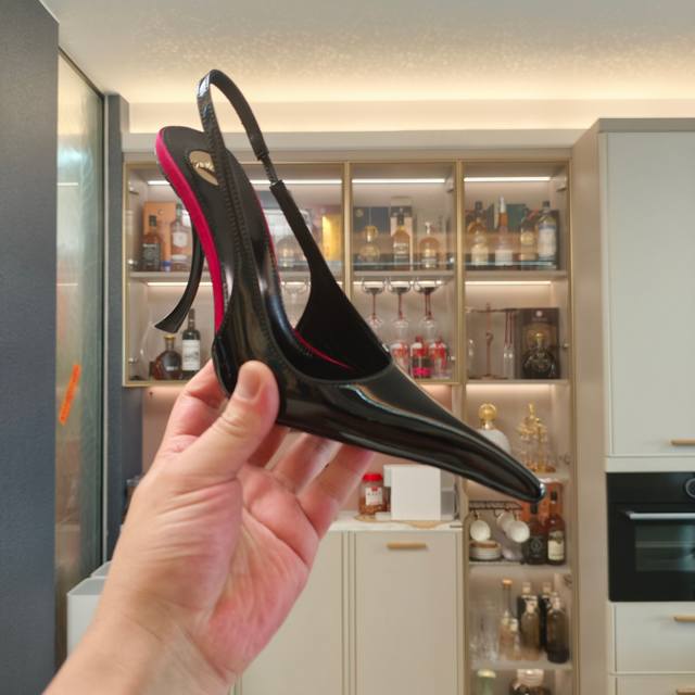 Ferragamo Model: 1586 Size: 51 ports 18-145