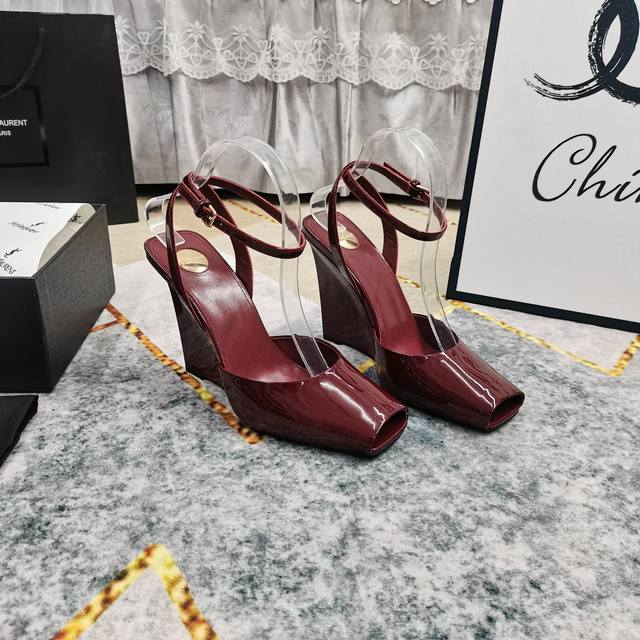 Miu Miu 2025* new flat sandals Cute and age-reducing, they make your legs look l