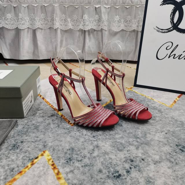 Miu Miu 2025* new flat sandals Cute and age-reducing, they make your legs look l