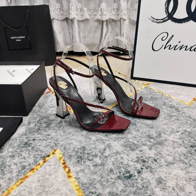Miu Miu 2025* new flat sandals Cute and youthful, they make your legs look longe
