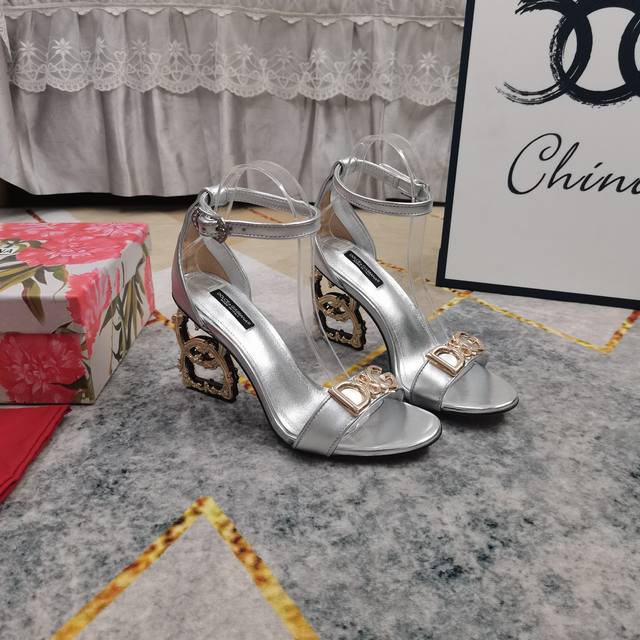 Factory Price: Miu Miu 2025 new casual white shoes, a popular dirty shoe that st
