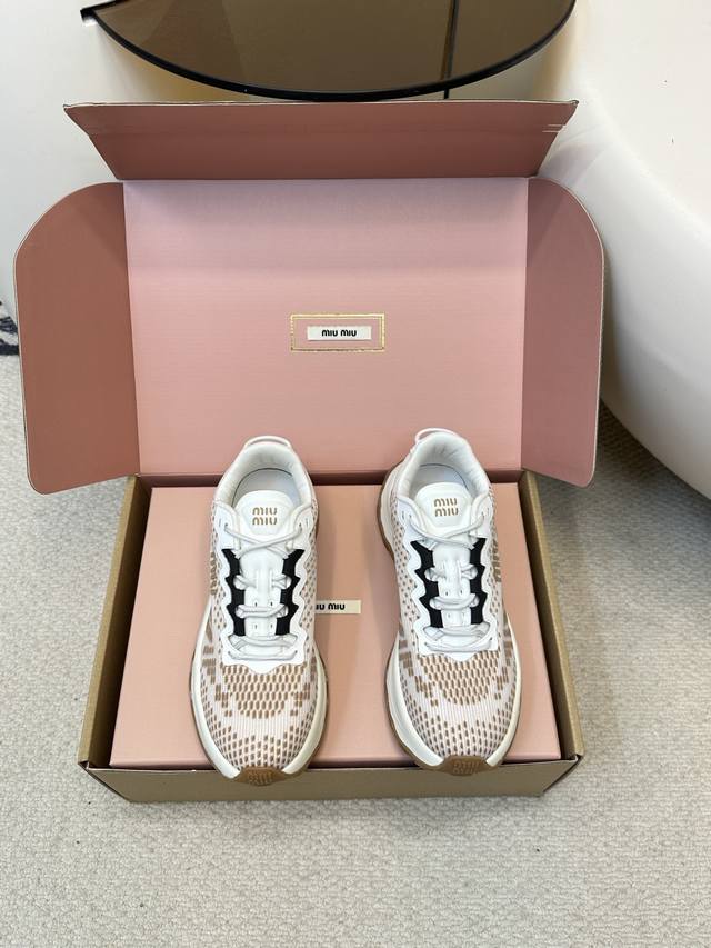 Miu Miu 2025 new casual white shoes, a popular dirty shoe that stands out from a