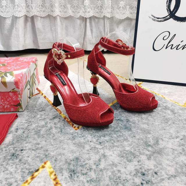 Miu Miu 2025 new casual white shoes, a popular dirty shoe that stands out from a