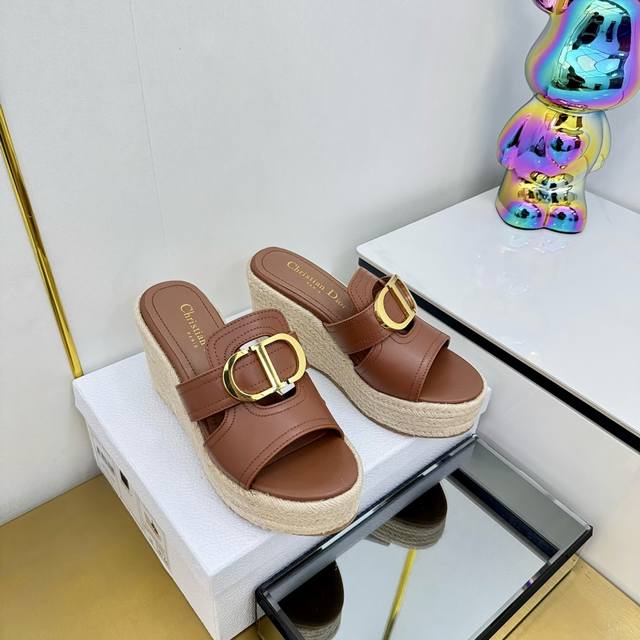 Miumiu Spring and Summer Show Slippers 25 Show models with the highest appearanc