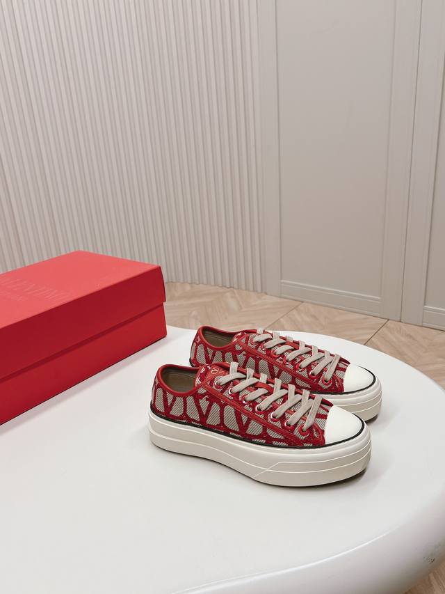 Miumiu Spring and Summer Show Slippers 25 Show models with the highest appearanc