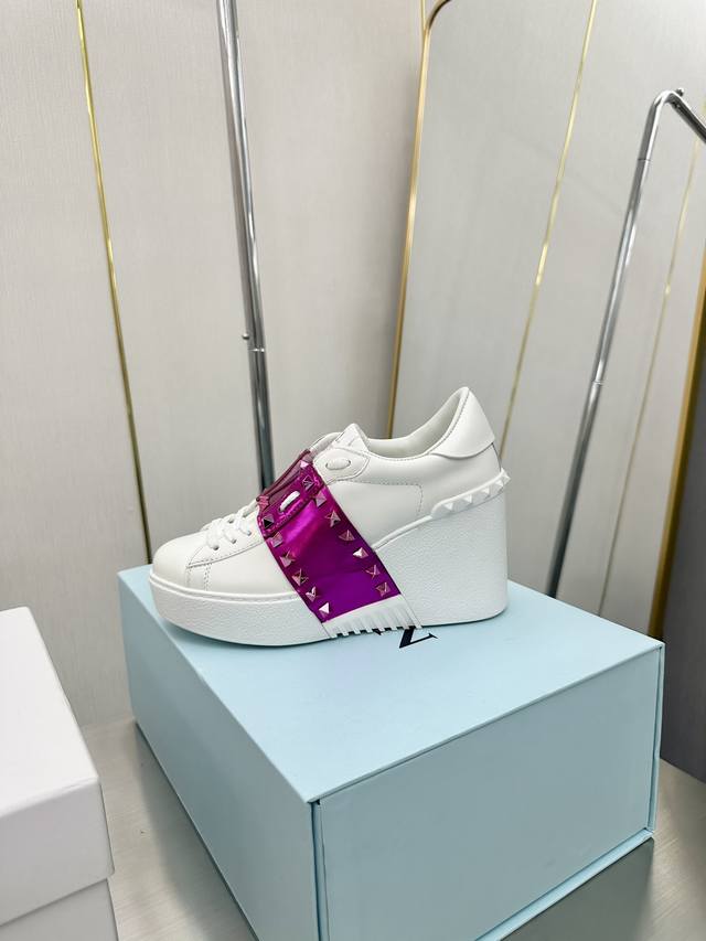 Miumiu Spring and Summer Show Slippers 25 Show models with the highest appearanc