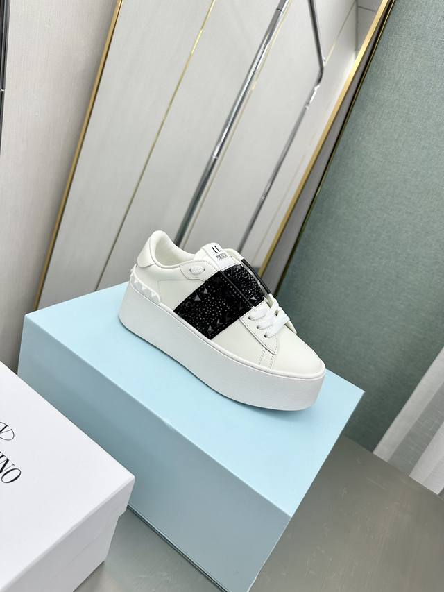 Miumiu Spring and Summer Show Slippers 25 Show models with the highest appearanc