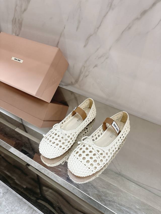 Bottega Venet* Model: Bv1342S Size: 50 ports 13-145