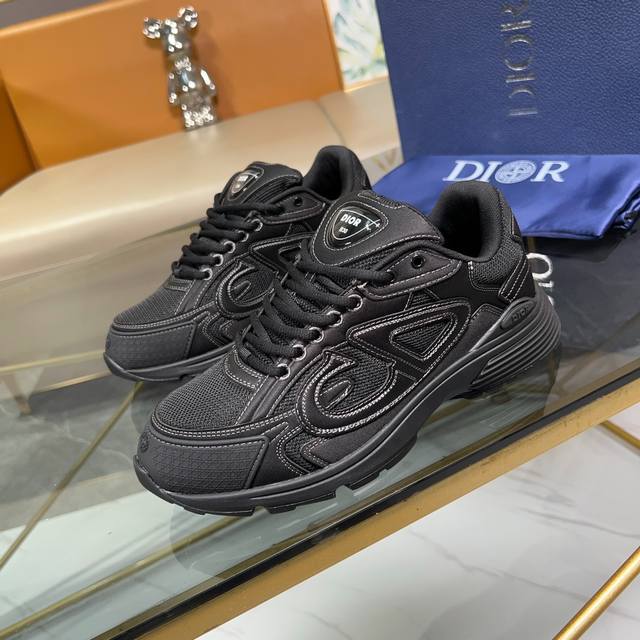 Prada 2025 Spring and Summer new models are launched in the counter. The latest