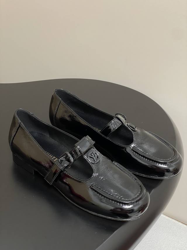 Prada, the latest product for spring 2025, available at the counter, fashionable