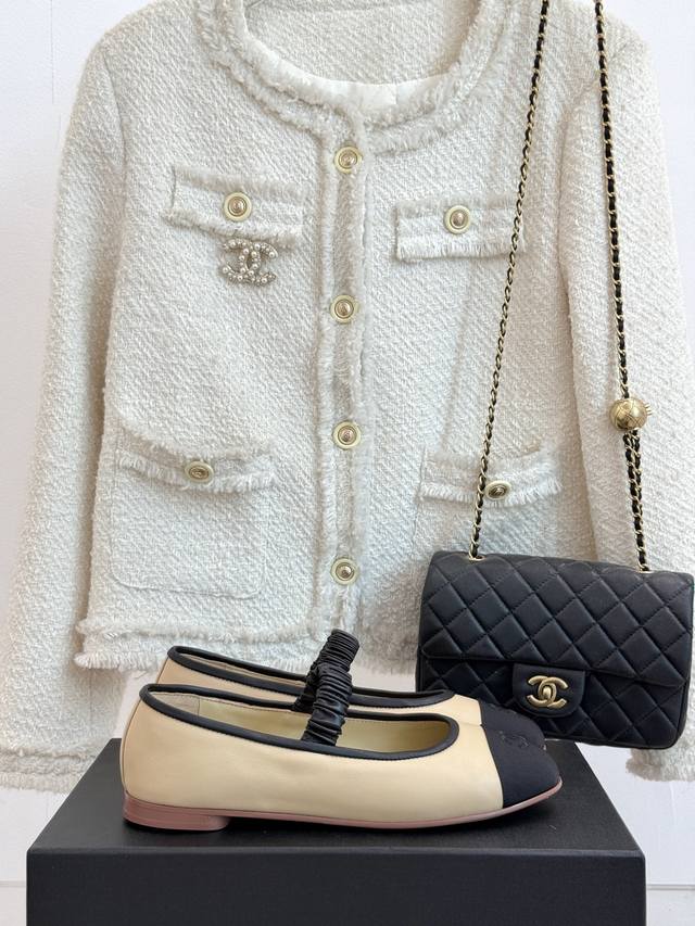Gucci, 2025 Spring new embossed steel-printed short-sleeved T-shirt. This T-shir