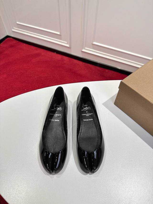 The latest sports casual shoes are versatile for all seasons. Very light and com