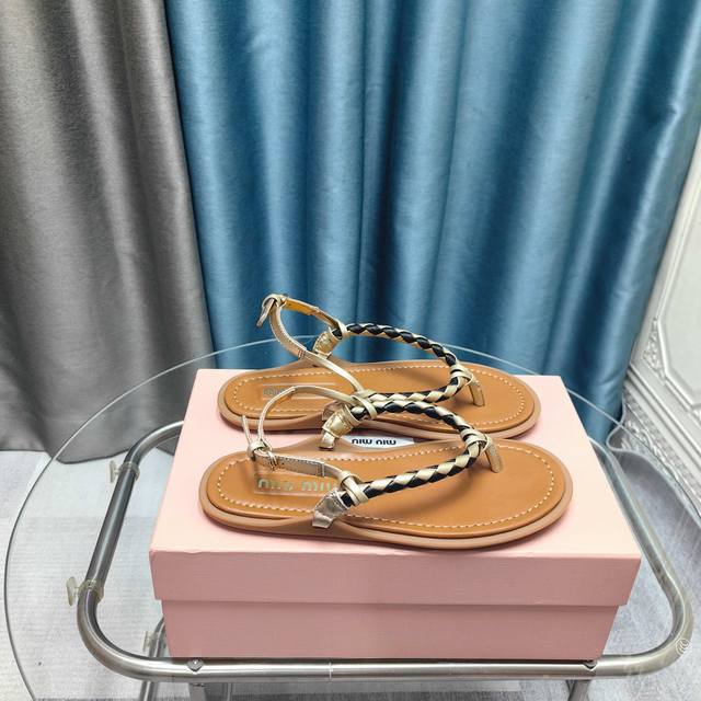 Dior's latest double-layer headband. It looks better and better the more you loo