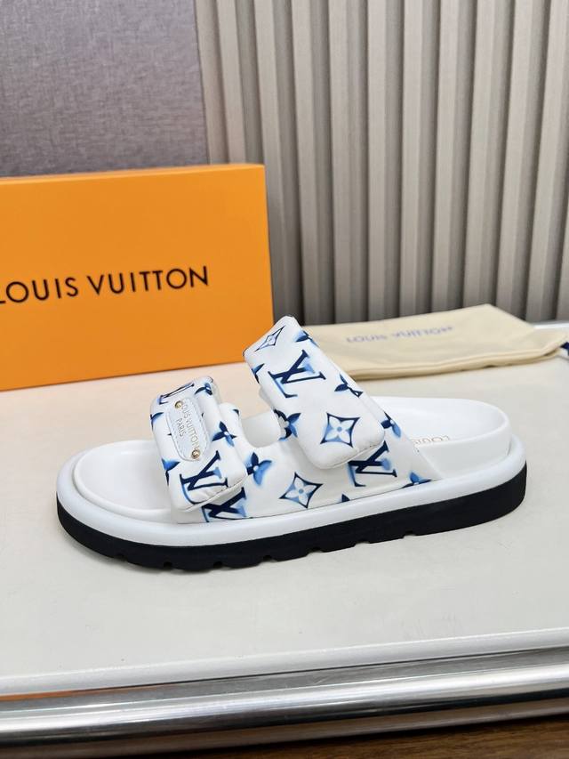 Valentino's top-quality 2025 summer new casual shorts! Available on the official