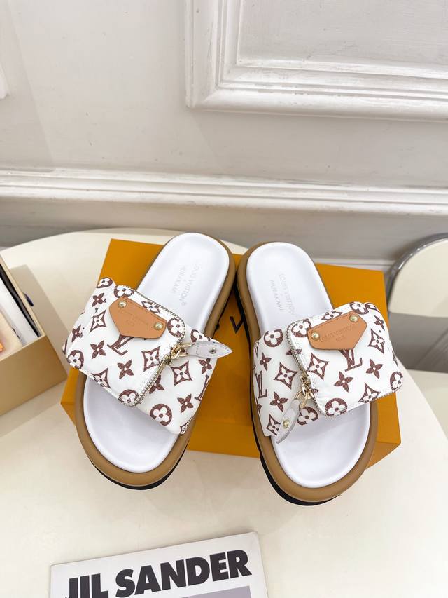 Thick-soled slippers Full of details! A must-have for fashionistas, women love t