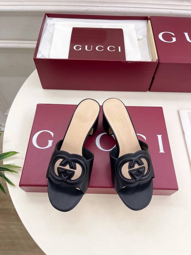 Dior 2025 hot-selling product. The D letter with gray and blue color is full of