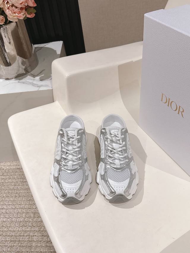 Moncler's new spring and summer models are launched in the counter. The latest s