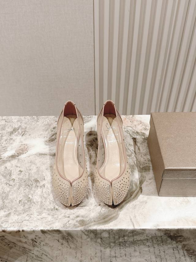 Prada 25Ss Spring and Summer new model first release at the counter, the latest
